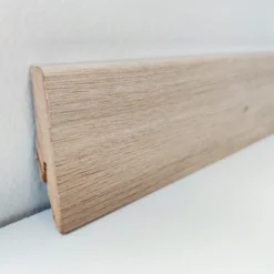 Jalkalista DomusFlooring 18x58x2400 mm MDF valkaistu tammi