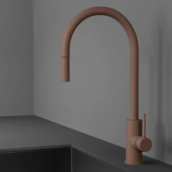 Keittiöhana by Scandtap Accent Rust APK-liitännällä ulosvedettävä juoksuputki